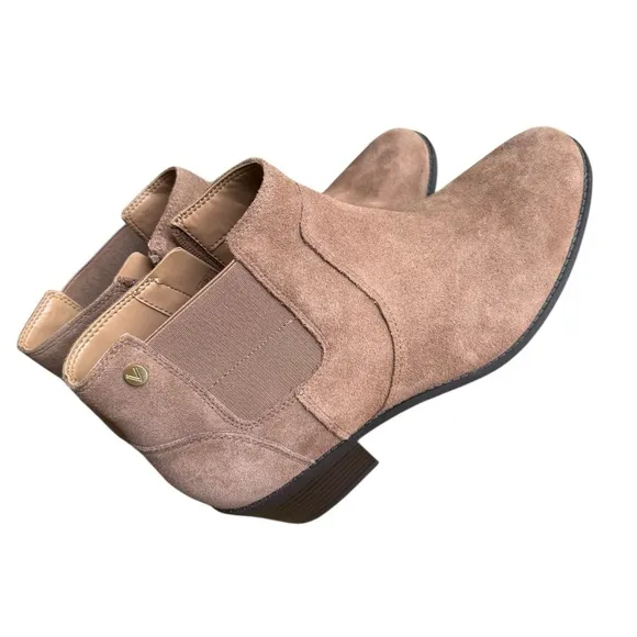 Vionic like super new woman’s size 12 camel colored size zipper low heel boots.