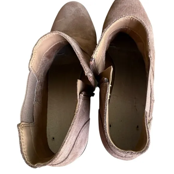 Vionic like super new woman’s size 12 camel colored size zipper low heel boots.