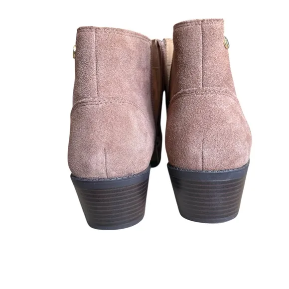 Vionic like super new woman’s size 12 camel colored size zipper low heel boots.