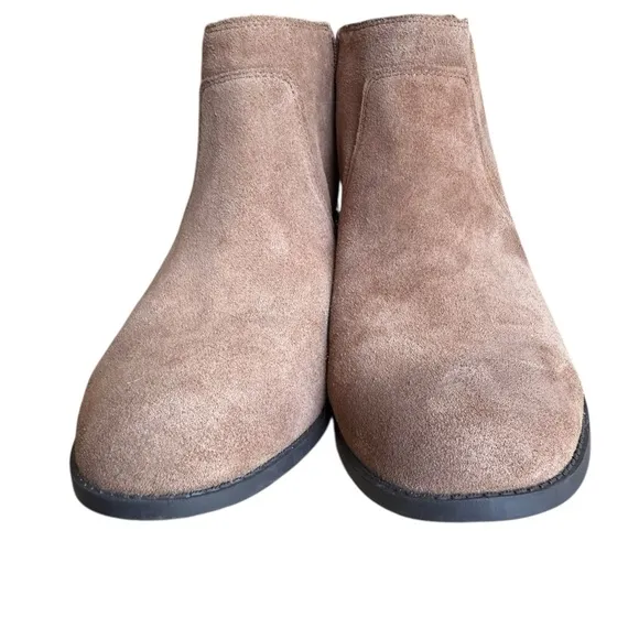 Vionic like super new woman’s size 12 camel colored size zipper low heel boots.