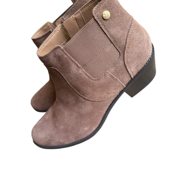 Vionic like super new woman’s size 12 camel colored size zipper low heel boots.