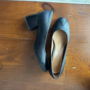 Vionic Women's Block Heel Pumps Black Leather- size 11 US