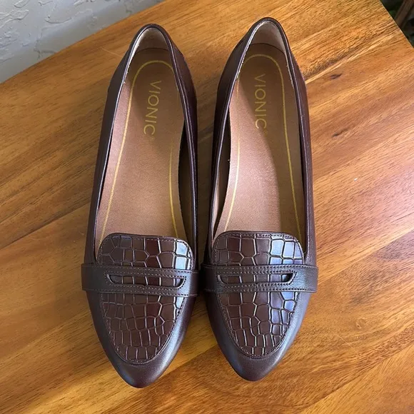 Vionic Women's Brown Loafers size 7.5 embossed leather