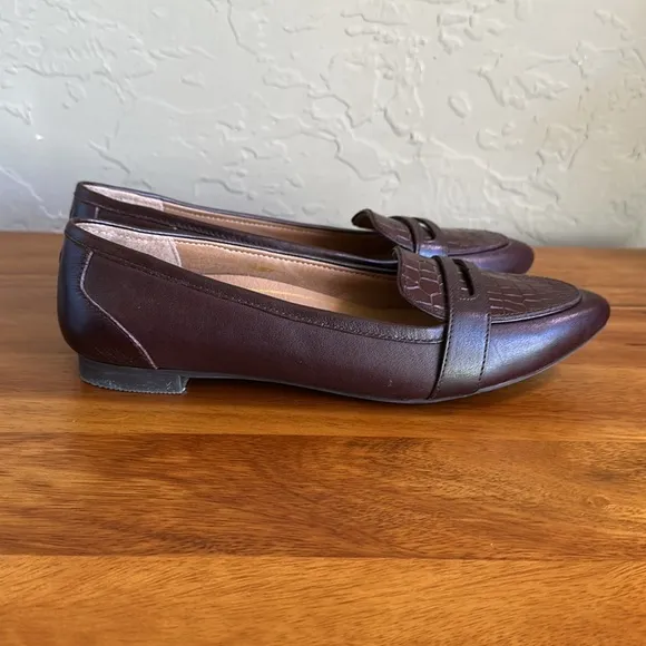 Vionic Women's Brown Loafers size 7.5 embossed leather