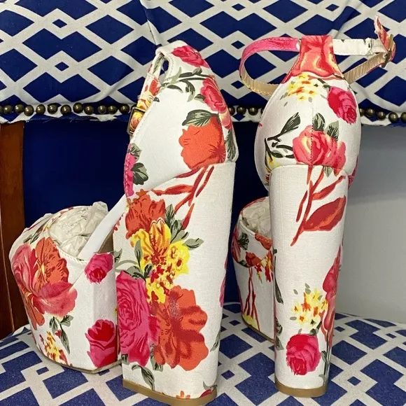 White floral high platform heel ankle strap wedge sandals Sz 10 shoe dazzle