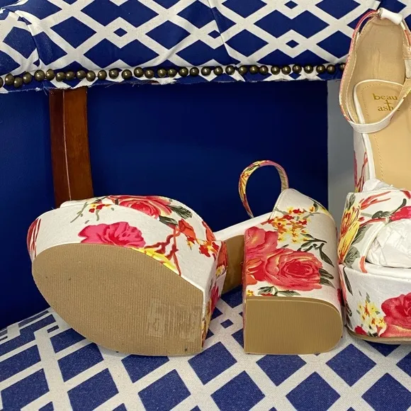 White floral high platform heel ankle strap wedge sandals Sz 10 shoe dazzle