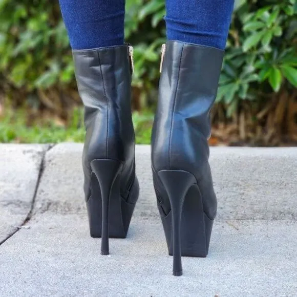 Women Pointy Toe Heel Boot Black Color