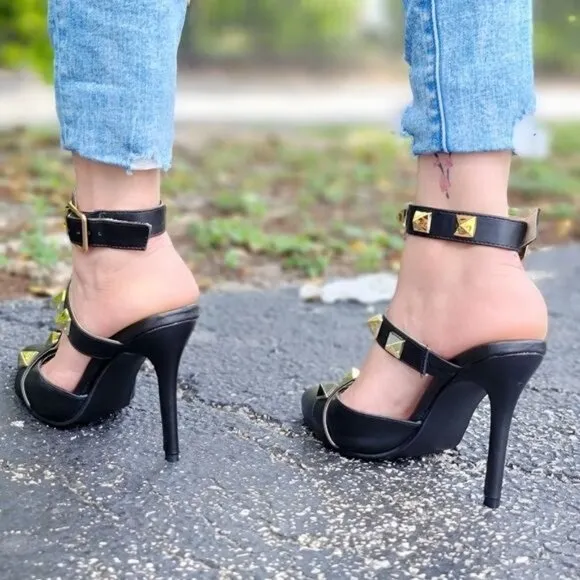 Women's Black Rockstud Ankle Strap Pump