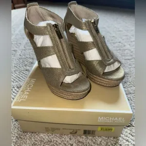 Womens Michael Kors Espadrille Gold Wedge Sandals size 6 EUC