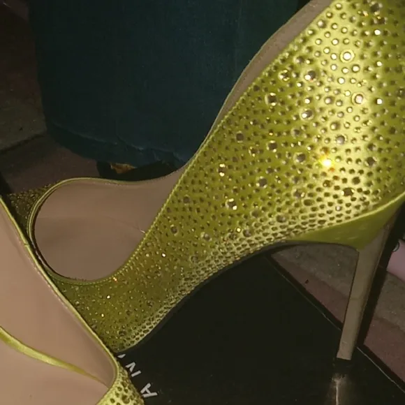 Women's Neon Green Pointed-Toe Stiletto w Gold Heels &amp; Rhinestone Detail Size 9