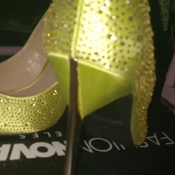 Women's Neon Green Pointed-Toe Stiletto w Gold Heels &amp; Rhinestone Detail Size 9
