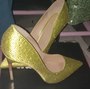 Women's Neon Green Pointed-Toe Stiletto w Gold Heels &amp; Rhinestone Detail Size 9