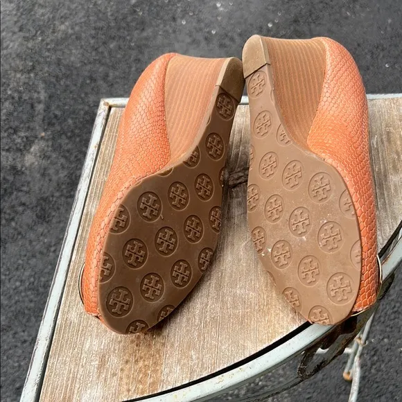 Women's Peep Toe Wedge Shoes in Tan