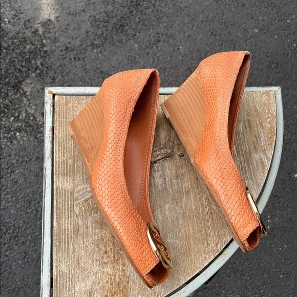 Women's Peep Toe Wedge Shoes in Tan