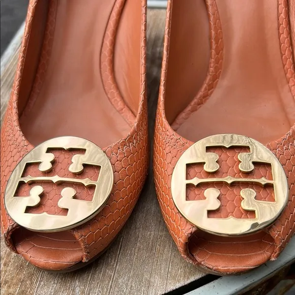 Women's Peep Toe Wedge Shoes in Tan