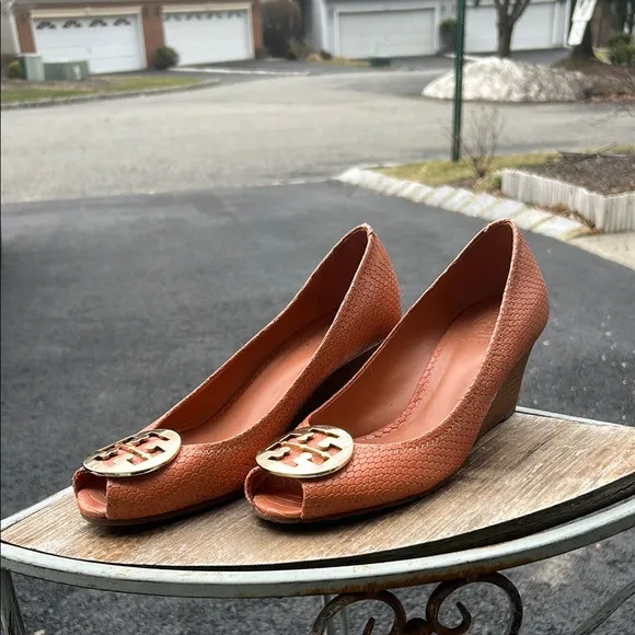 Women's Peep Toe Wedge Shoes in Tan