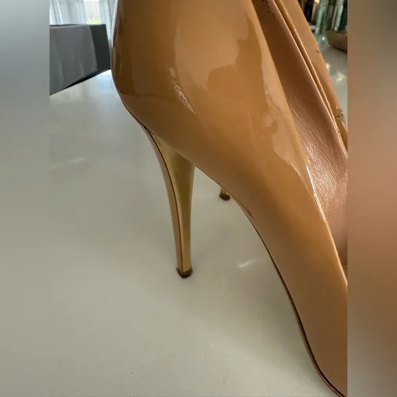 Yves Saint Laurent Paris YSL Beige Patent Pointed Pumps Sz 39 Nude Leather gold