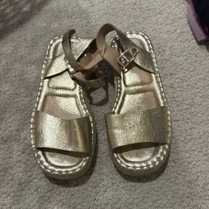 Zara Girls Faux Metallic Gold Leather Espadrille Sandals EU 33